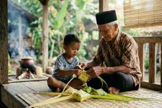 Ketupat Lebaran dengan anyaman janur sebagai simbol tradisi dan filosofi Islam Jawa