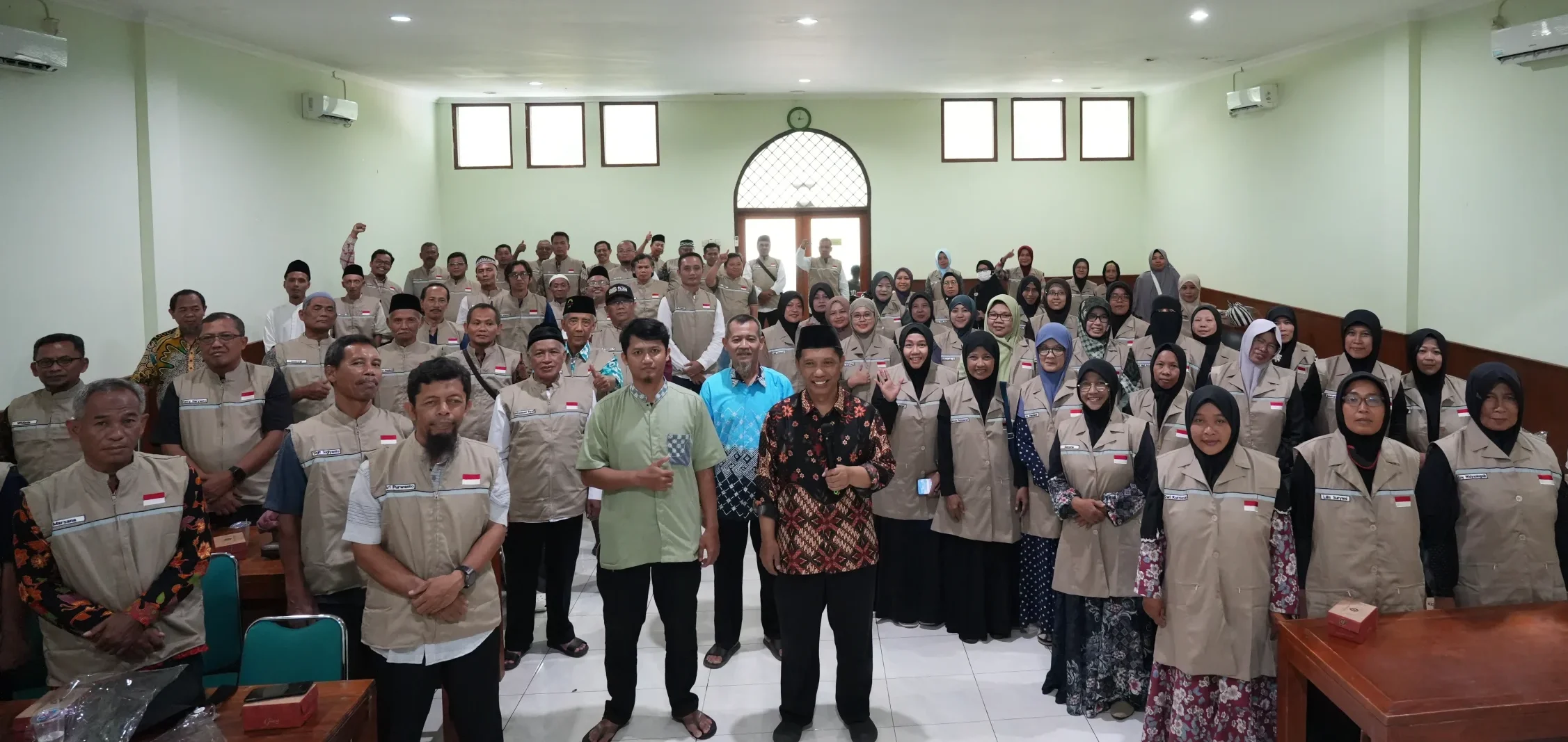 Suasana pelepasan 80 jamaah haji KBIHU Ibnu Abbas Klaten di Aula PPTQ Ibnu Abbas