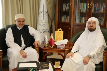 Syekh Prof. Dr. Ali Mohiuddin Al-Qaradaghi, Presiden Persatuan Ulama Muslim Internasional, mengadakan pertemuan dengan Yang Mulia Sekretaris Jenderal, Syekh Dr. Ali Muhammad Al-Sallabi