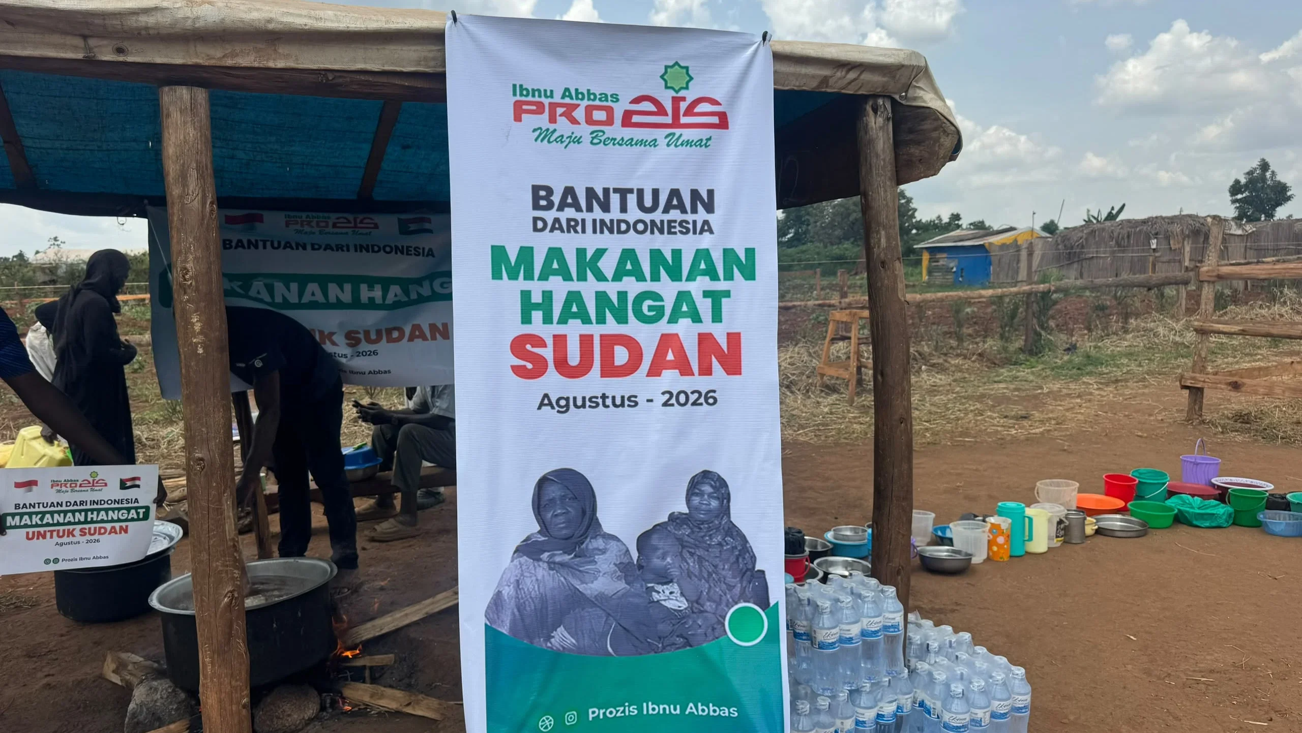 ProZIS Ibnu Abbas bersama Baitulmaal Muamalat menyalurkan bantuan Hot Meals kepada pengungsi di Daar Omo Camp Sudan.